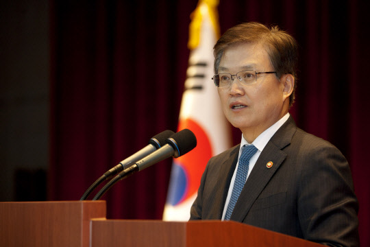 2일 정부과천청사 대강당에서 열린 미래창조과학부 시무식에서 최양희 미래부 장관이 신년사를 하고 있다.(미래부 제공)